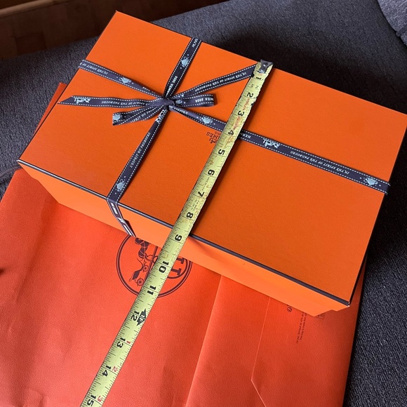 Hermes box and shopping bag bundle
Authentic, bought fr Paris early this yr2024 - Picture 4 of 11